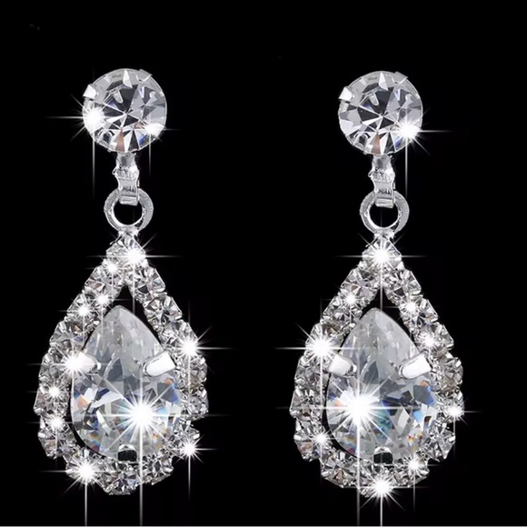 Elegant Silver Teardrop Necklace Set. - Picture 3 of 5